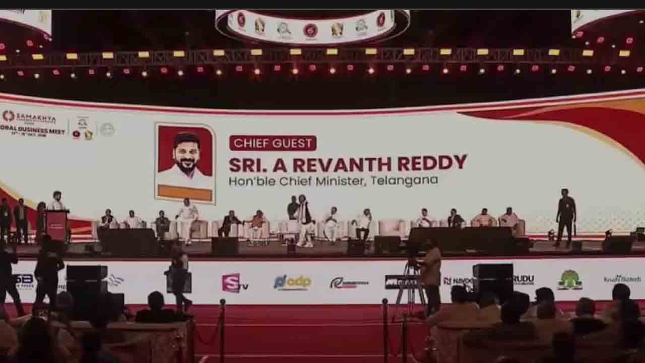 V Hanumantha Rao | నేను మాట్లాడొద్దా.. స్పీచ్‌ మధ్యలో సీఎం రేవంత్‌ రెడ్డిని అడ్డుకున్న వీ హన్మంతరావు.. వీడియో