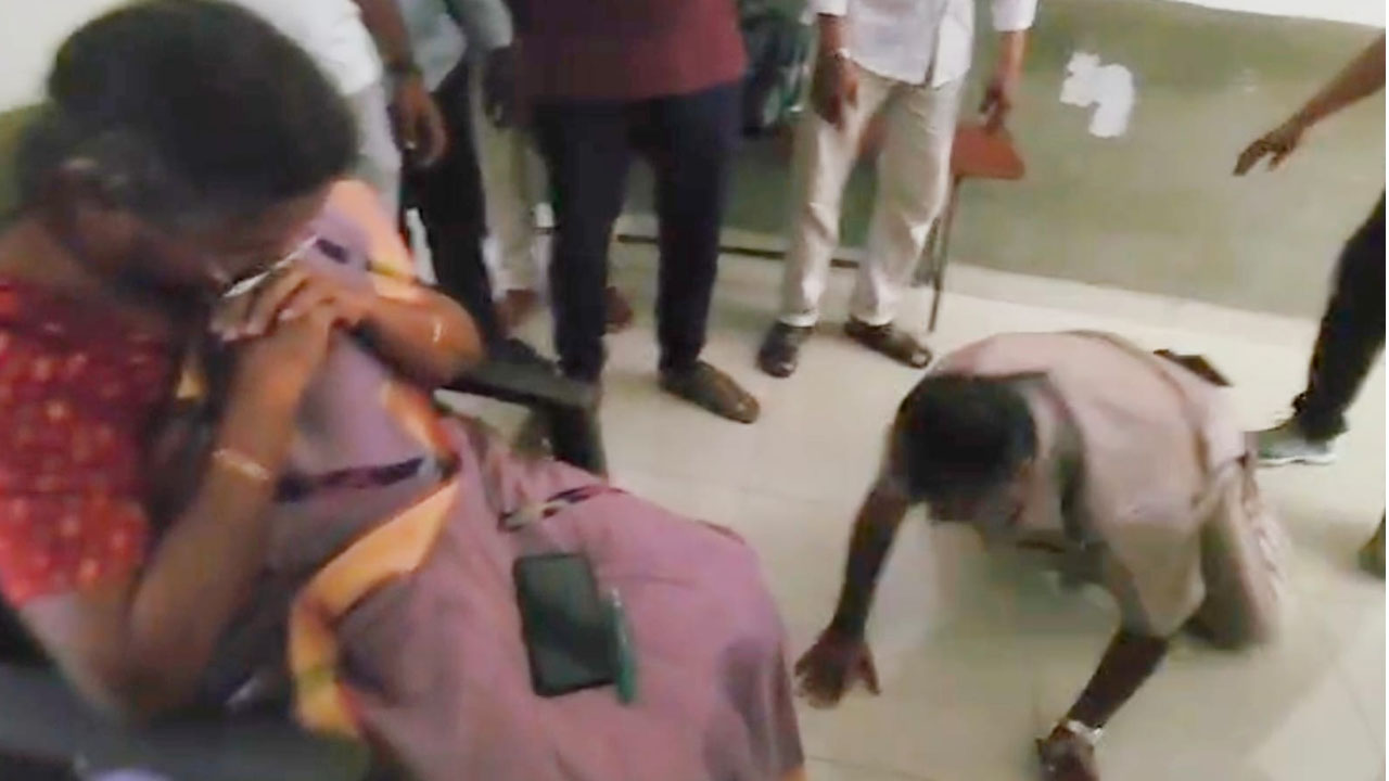 Nalgonda | పరిహారం కోసం డిప్యూటీ కలెక్టర్‌ కాళ్లపై పడ్డ బాధితులు