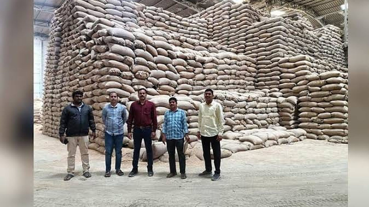 Vigilance Raids | గద్వాల జిల్లాలో రైస్‌ మిల్లులపై విజిలెన్స్‌ అధికారుల దాడులు