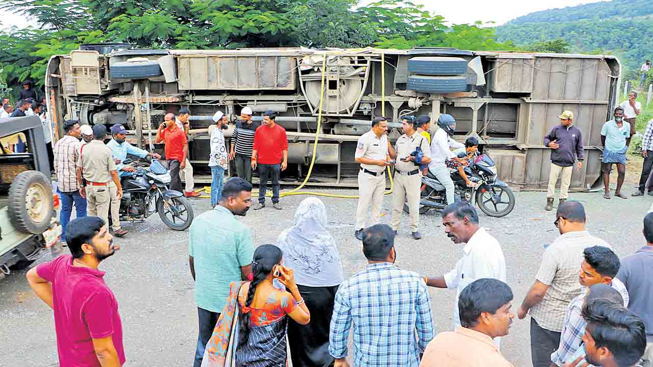 ప్రైవేట్‌ బస్సు బోల్తా.. నలుగురి దుర్మరణం