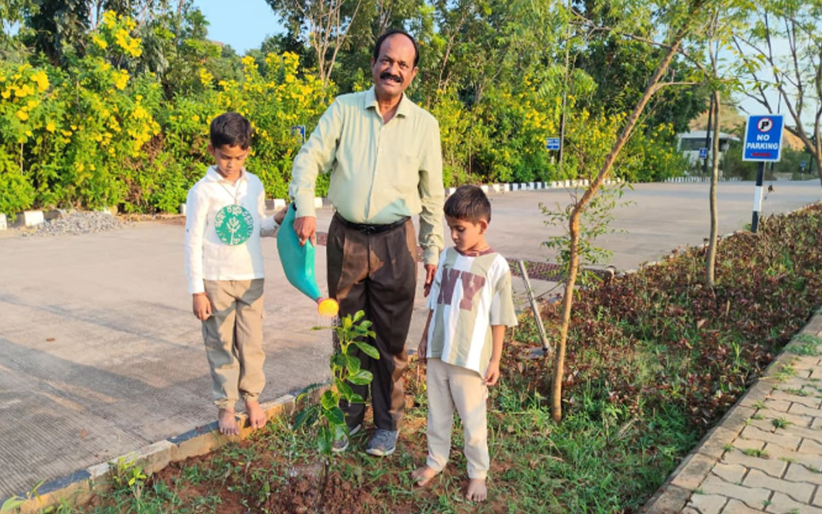 విశ్వామిత్ర చౌహాన్ సేవలు అభినందనీయం : అదనపు కలెక్టర్ వేణుగోపాల్