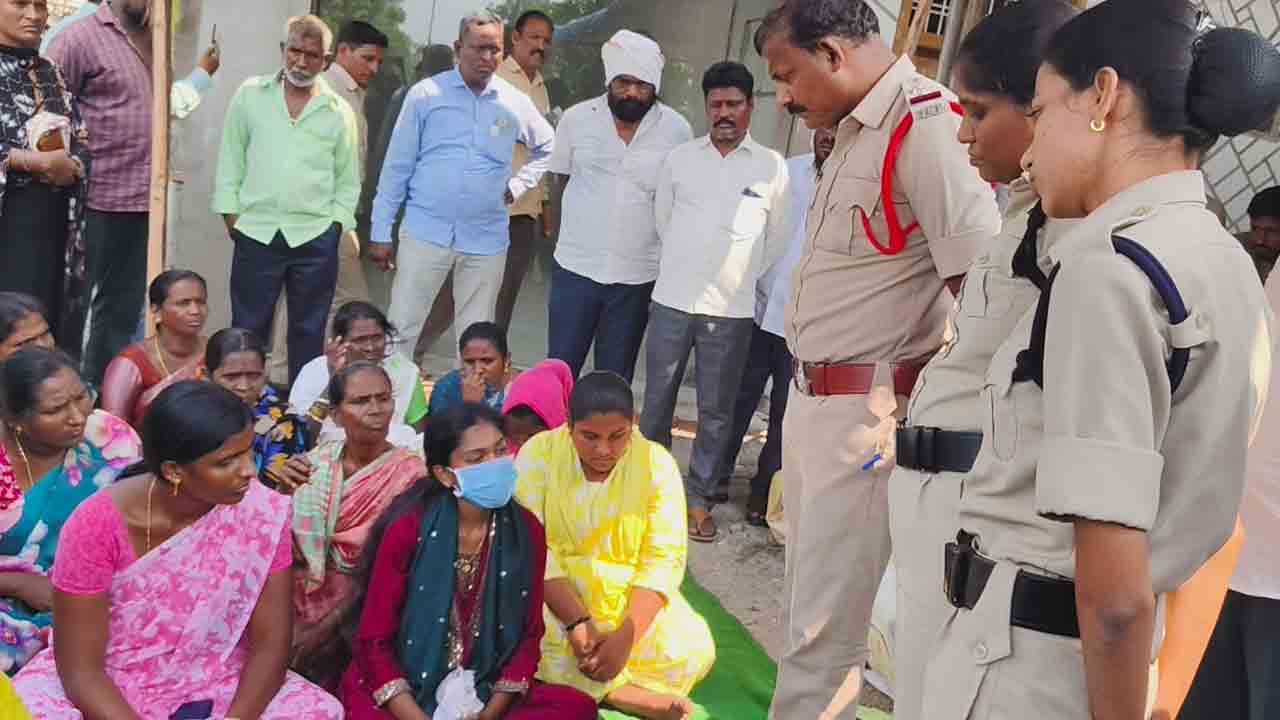 మున్సిపల్‌ చైర్మన్‌ ఇంటి ఎదుట యువతి ఆందోళన.. వర్ధన్నపేటలో ఉద్రిక్తత