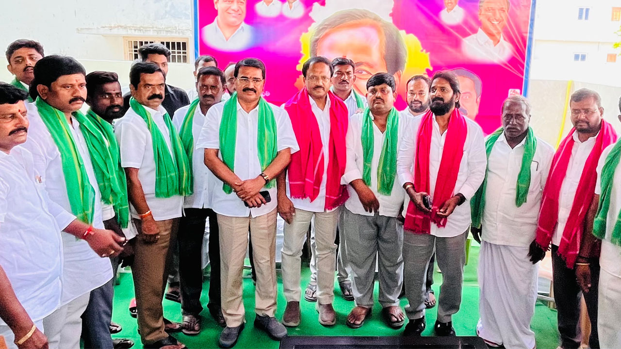 KTR | కేసులు నమోదైన రైతులను పరామర్శించిన కేటీఆర్‌, మాజీ మంత్రులు