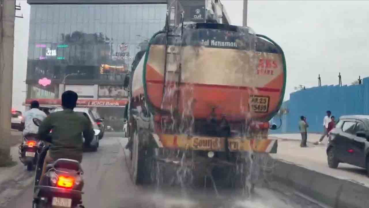 Water Tanker |  హైద‌రాబాద్ రోడ్ల‌పై.. వాట‌ర్ ట్యాంక‌ర్‌లో నుంచి వృధాగా పోతున్న నీళ్లు.. వీడియో