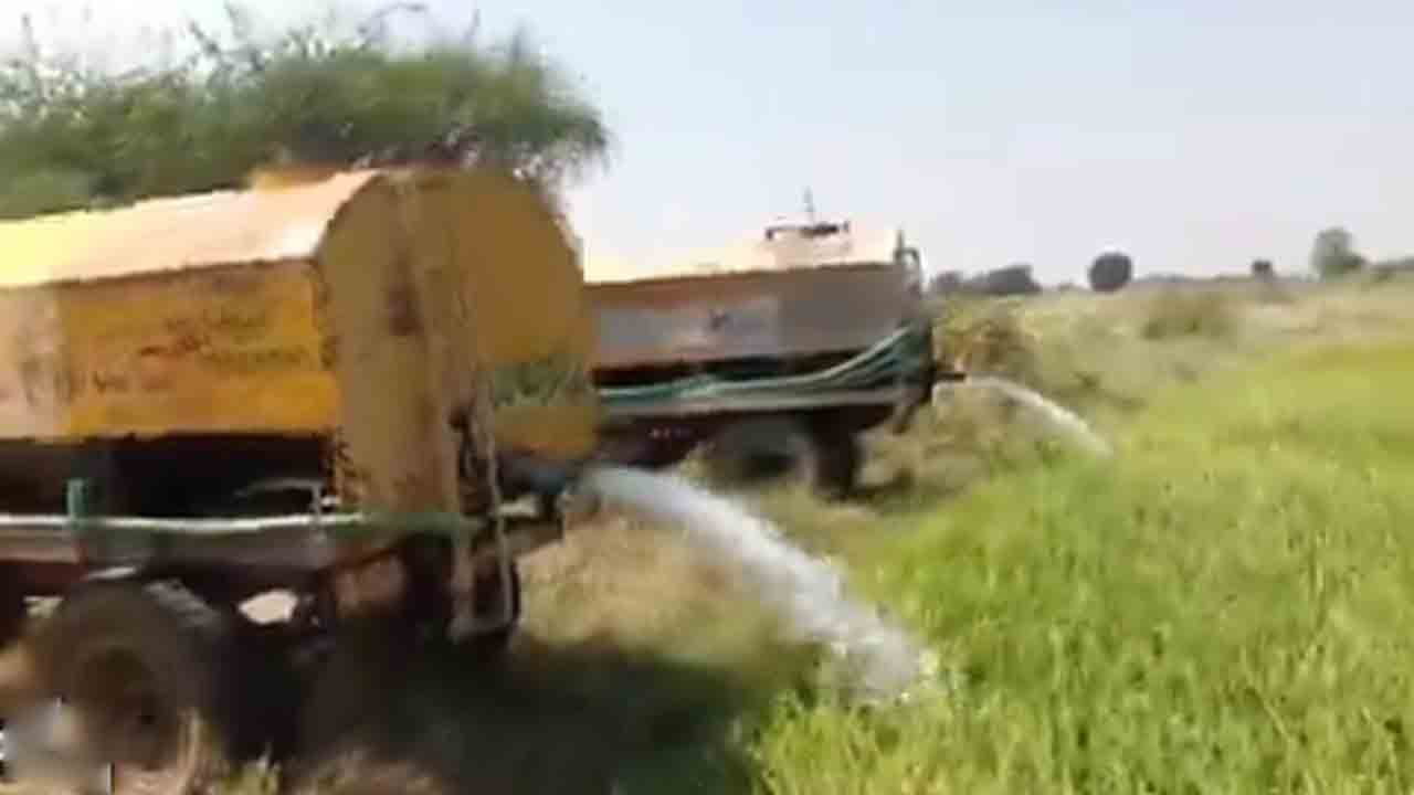 Water Tankers | సిద్దిపేట జిల్లాలో ట్యాంకర్లతో పొలం పారిస్తున్న రైతన్న.. వీడియో