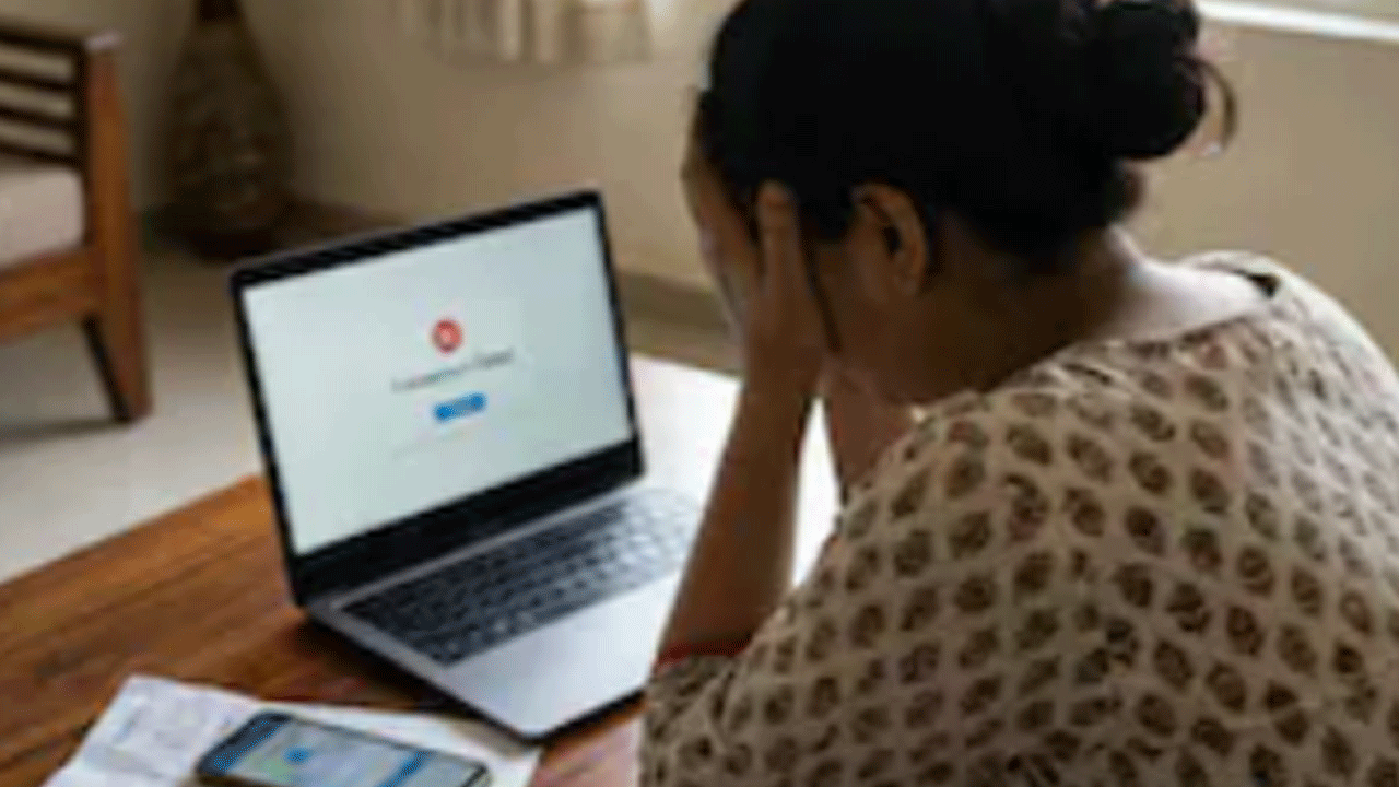 Digital arrest | డిజిట‌ల్ అరెస్ట్ వ‌ల‌లో చిక్కి యువ‌తి విల‌విల‌.. రూ.2.5 ల‌క్ష‌లు పోగొట్టుకుని ఆత్మ‌హ‌త్య‌..!