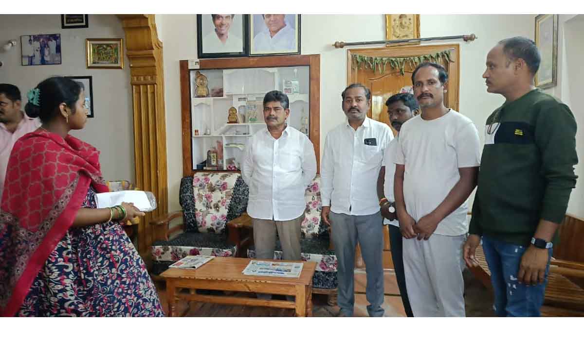 Sircilla | తన భర్తను స్వదేశానికి తీసుకురండి సారూ.. బీఆర్‌ఎస్‌ రాజన్నసిరిసిల్ల జిల్లా అధ్యక్షుడు ఆగయ్యను కలిసిన బాధిత కుటుంబం