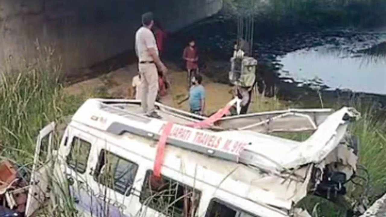 కాలువలో పడ్డ టెంపో ట్రావెలర్‌