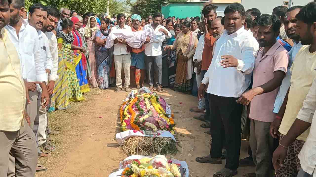 కుటుంబాన్ని కబలించిన రోడ్డు ప్రమాదం.. ఒకే కుటుంబానికి చెందిన ముగ్గురి మృతి