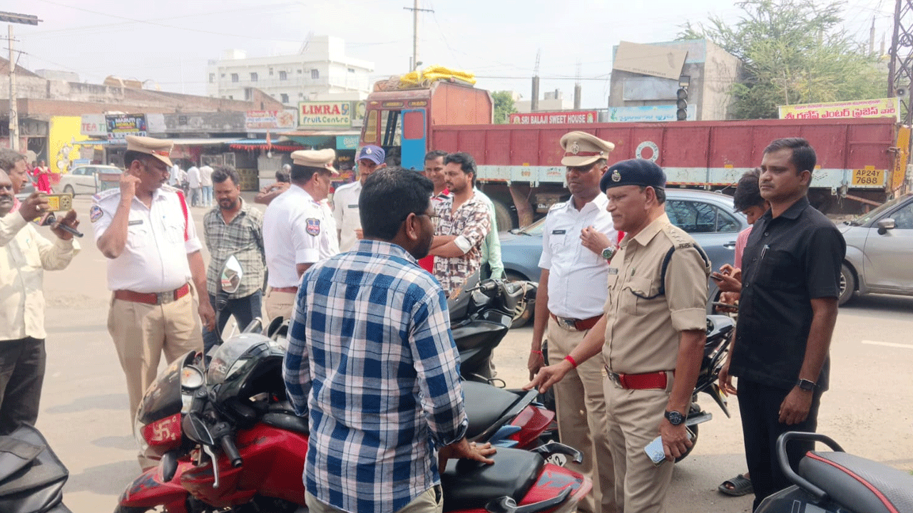 మద్యం సేవించి వాహనాలు నడపొద్దు : ట్రాఫిక్ ఏసిపి శ్రీనివాస్