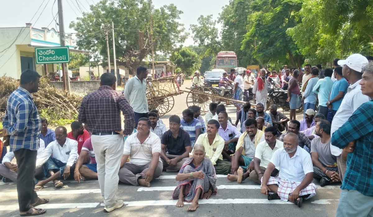 Minister Adluri | మంత్రి అడ్లూరి ఇలాకాలో విద్యుత్‌కోతలు.. గొల్లపల్లిలో రోడ్డెక్కిన రైతులు