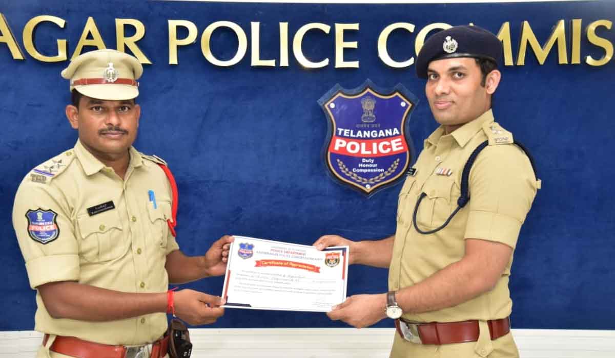 Chigurumamidi | చిగురుమామిడి ఎస్సైకి కరీంనగర్‌ సీపీ గౌస్‌ అలం ప్రశంస
