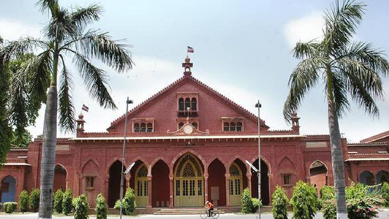 AMU Students | నిరాహార దీక్ష చేస్తున్న విద్యార్థిని ఆస్ప‌త్రికి త‌రలించే య‌త్నం.. ఏఎంయూలో ఉద్రిక్త‌త‌