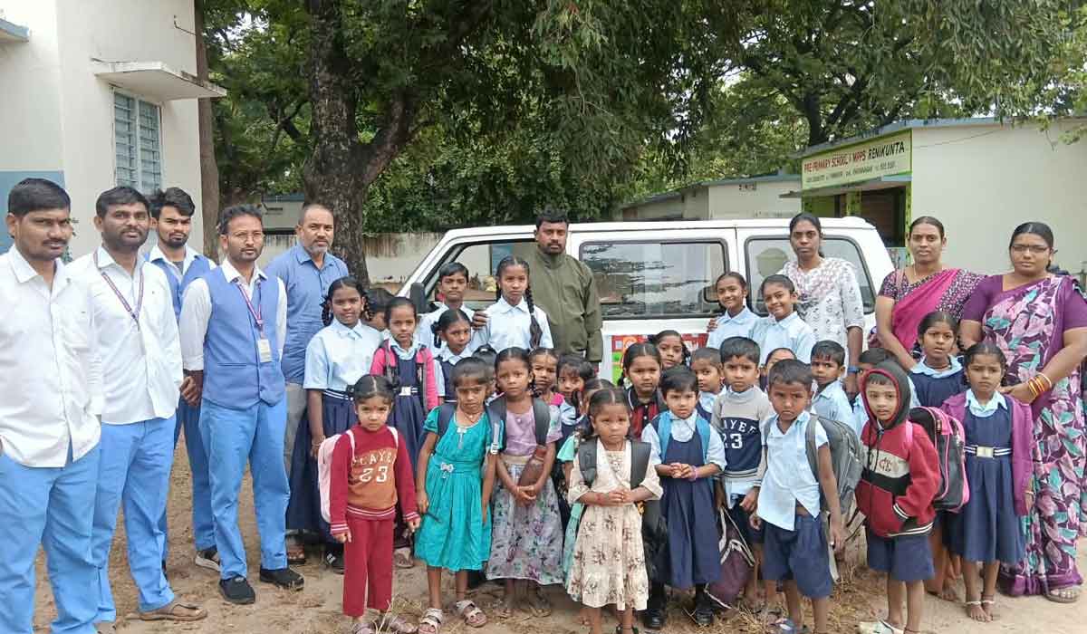 Renikunta | ప్రభుత్వ పాఠశాల పిల్లల కోసం రేణికుంట సర్పంచ్‌ మినీ వ్యాన్ అందజేత