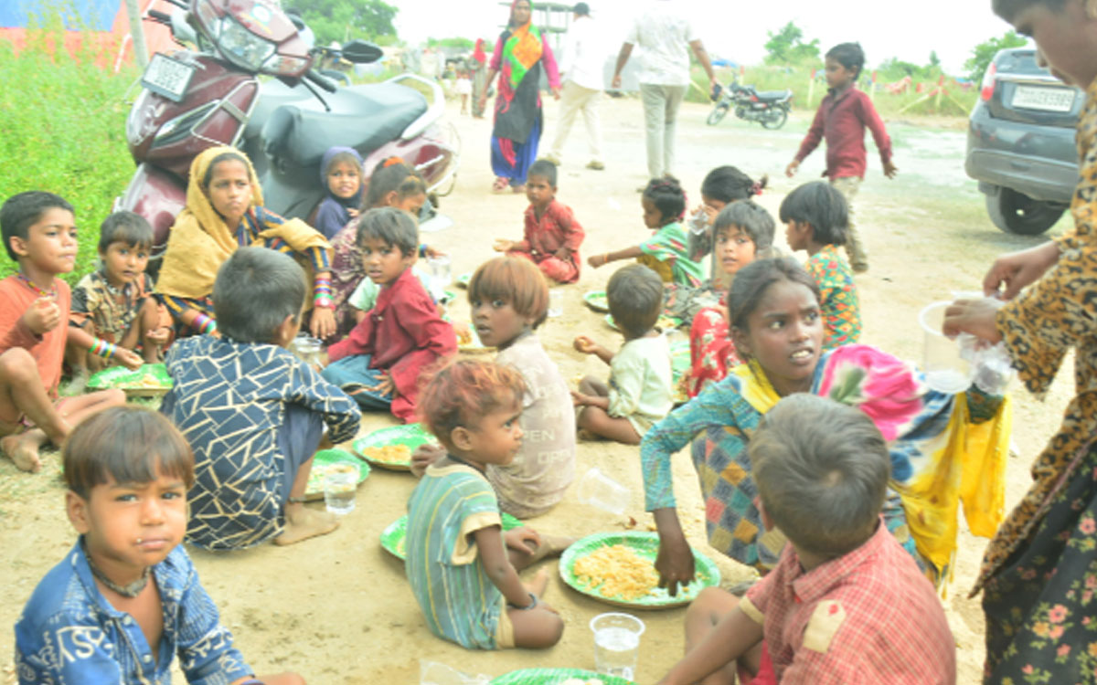 వలసదారులకు జేఎస్పీడబ్ల్యూ ఆధ్వర్యంలో అన్నదానం