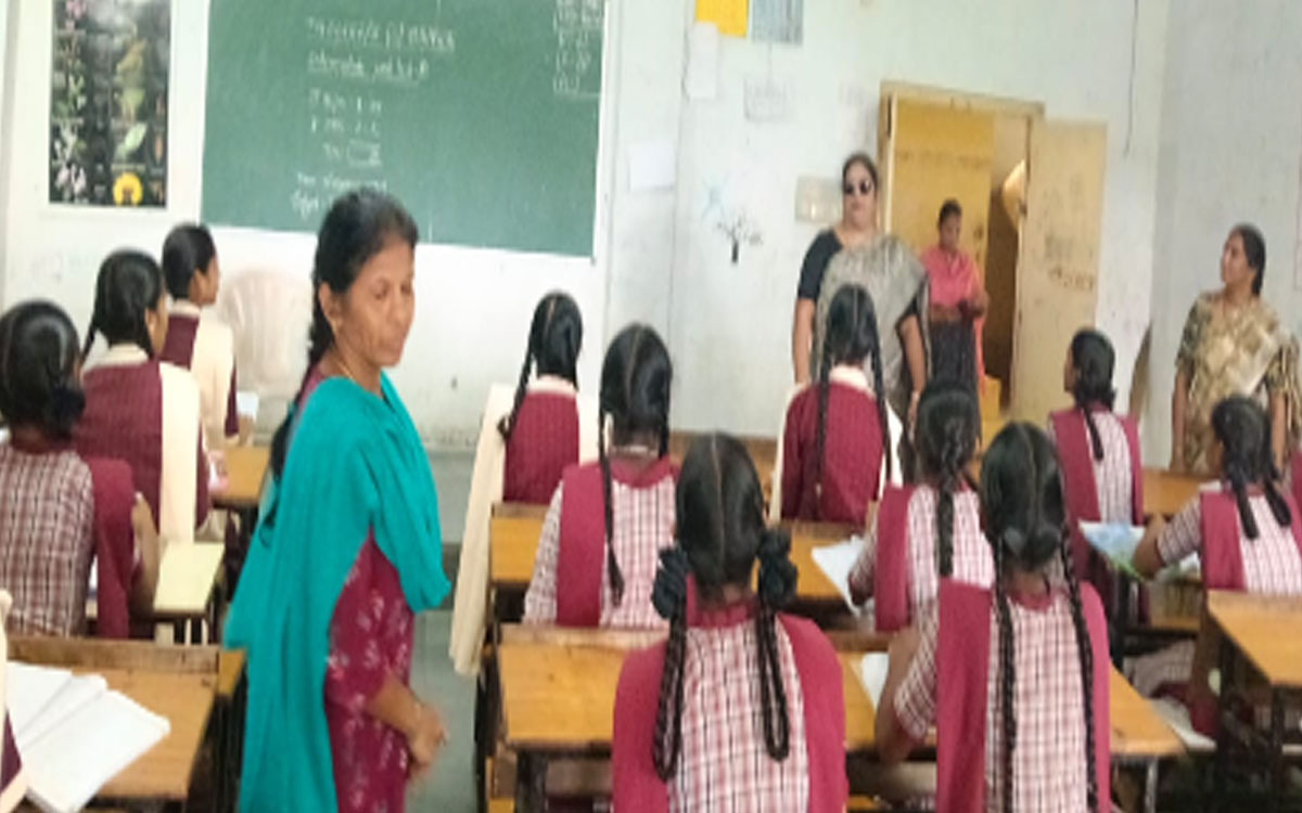 గురుకుల పాఠశాలలో జోనల్ ఆఫీసర్ అప‌ర్ణ‌ ఆకస్మిక తనిఖీ