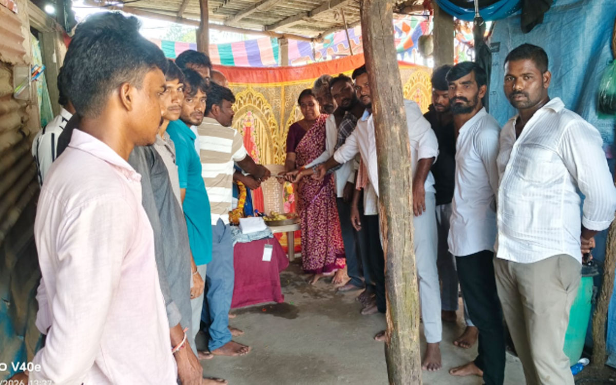 ఆటో డ్రైవర్ కుటుంబానికి ఆర్ధిక సాయం