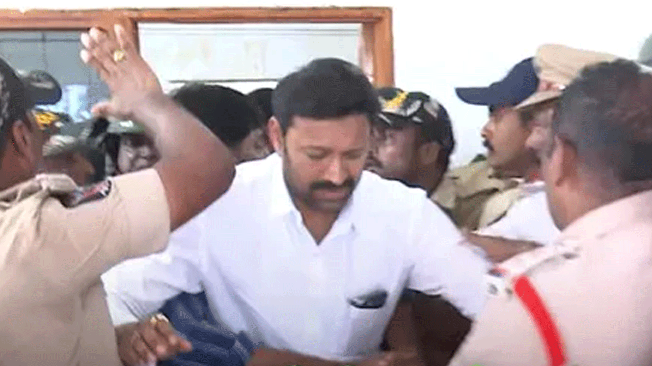 Y.S. Avinash Reddy | ఎంపీ వైఎస్‌ అవినాష్‌రెడ్డి అరెస్ట్‌.. బ‌ల‌వంతంగా లాక్కెళ్లిన పోలీసులు