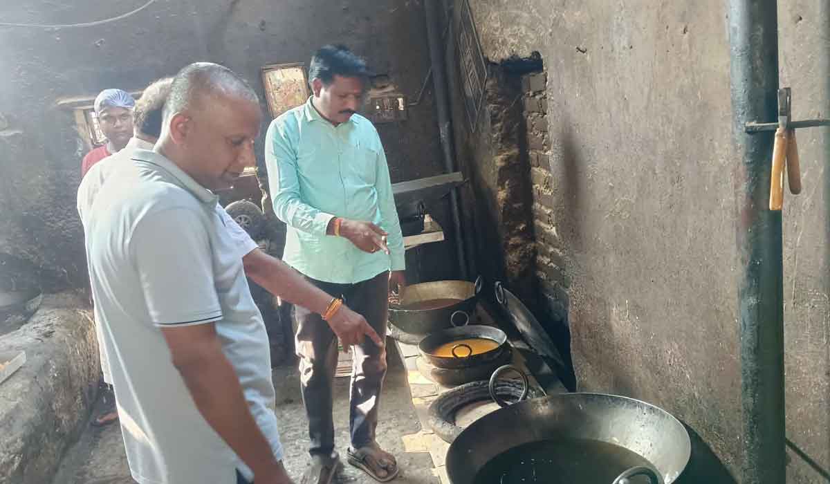 Korutla | కోరుట్లలో రెస్టారెంట్లు, టిఫిన్ సెంటర్లు, దాబాల్లో మున్సిపల్ అధికారుల తనిఖీలు.. నిబంధనలు ఉల్లంఘించిన వ్యాపారులకు రూ.16 వేల జరిమానా