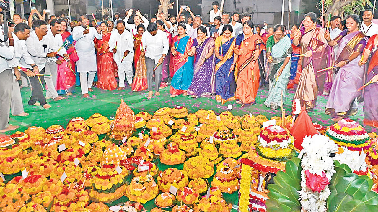 ఖమ్మంలో సంబురంగా బతుకమ్మ వేడుకలు