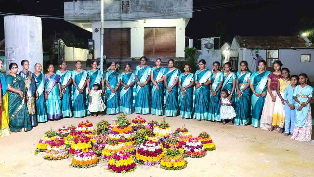 Engilipula Batukamma | సందడిగా.. సంప్రదాయబద్ధంగా ఎంగిలిపూల బతుకమ్మ వేడుకలు..!