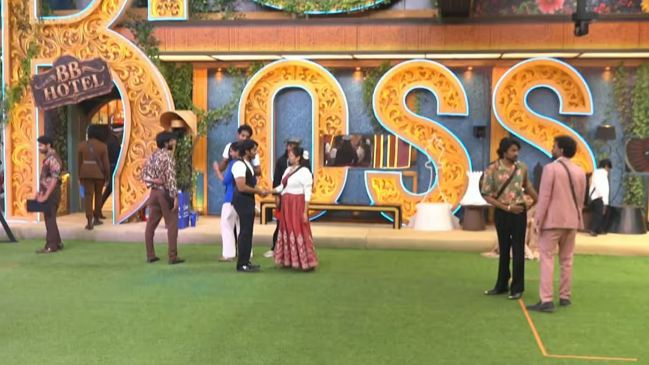 Bigg Boss 10 | బిగ్‌బాస్‌లో ముఖేష్‌-వర్షిణి ముద్దు ఫొటో కలకలం.. ఝాన్సీకి వార్నింగ్‌, రోహిత్‌ ఫైర్‌!