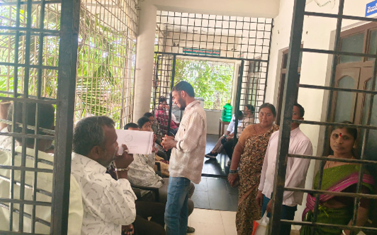 భూ భారతితో అవస్థలు.. సర్వర్‌ డౌన్‌తో నిలిచిన రిజిస్ట్రేషన్లు