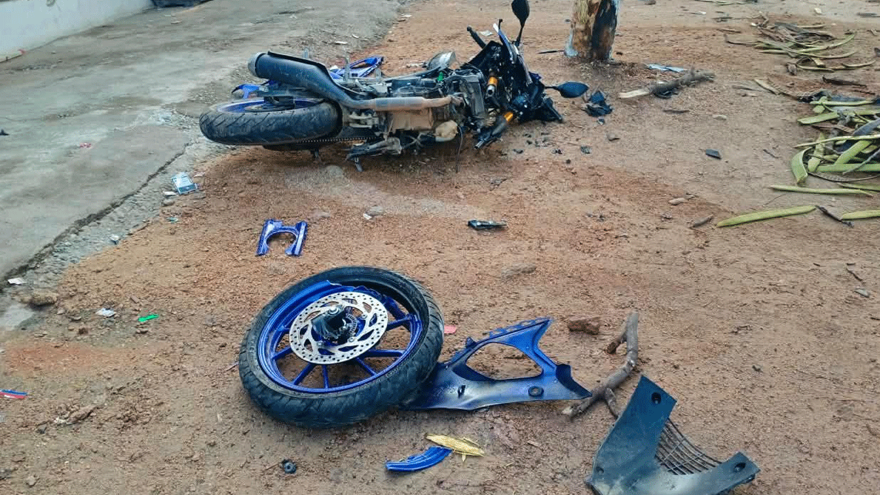 Bike accident | ఇద్ద‌రి ప్రాణాల్ని బ‌లిగొన్న అతివేగం.. అలియాబాద్‌లో అర్ధరాత్రి ఘటన