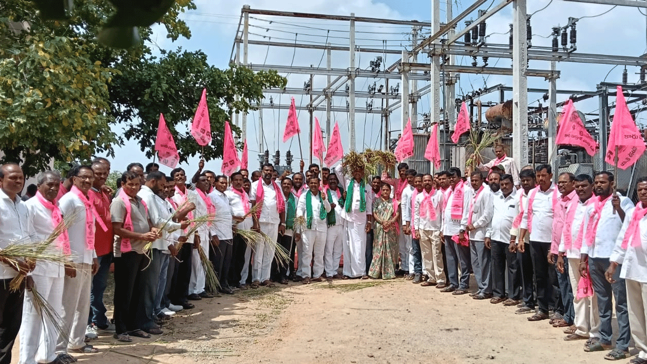 BRS | నాణ్యమైన కరెంట్ స‌ర‌ఫ‌రా చేయాల‌ని విద్యుత్ సబ్ స్టేష‌న్‌ వద్ద బీఆర్ఎస్ ధర్నా