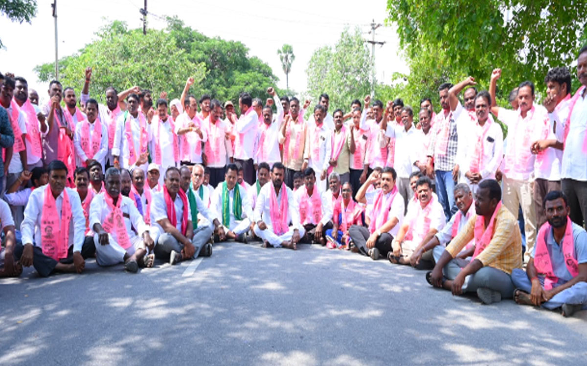 సాగుకు నాణ్యమైన కరెంటు ఇవ్వాల‌ని పోచంపల్లి సబ్ స్టేషన్ ముట్టడి