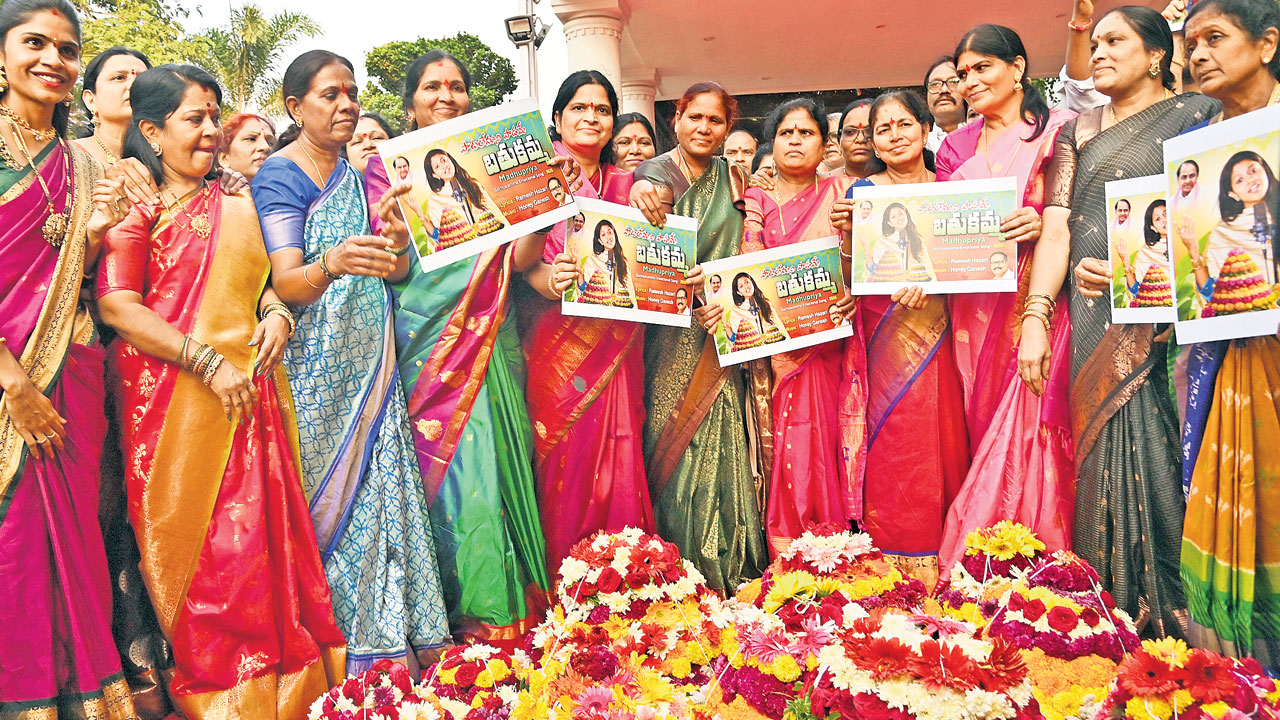 కేసీఆర్‌ ఉన్నప్పుడే గౌరమ్మా.. బతుకంత పచ్చగుండే గౌరమ్మా!