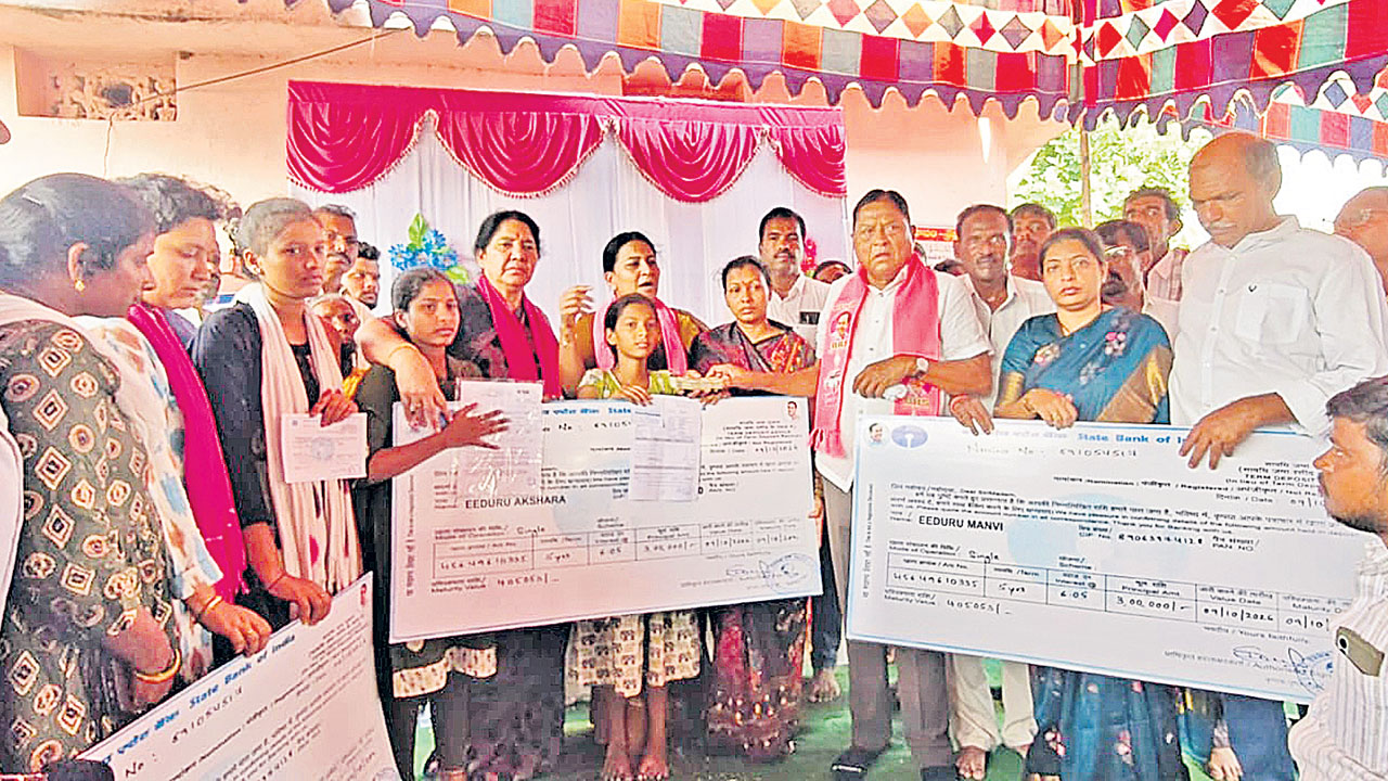 ఉద్యమకారుడి కుటుంబానికి కేటీఆర్‌ అండ