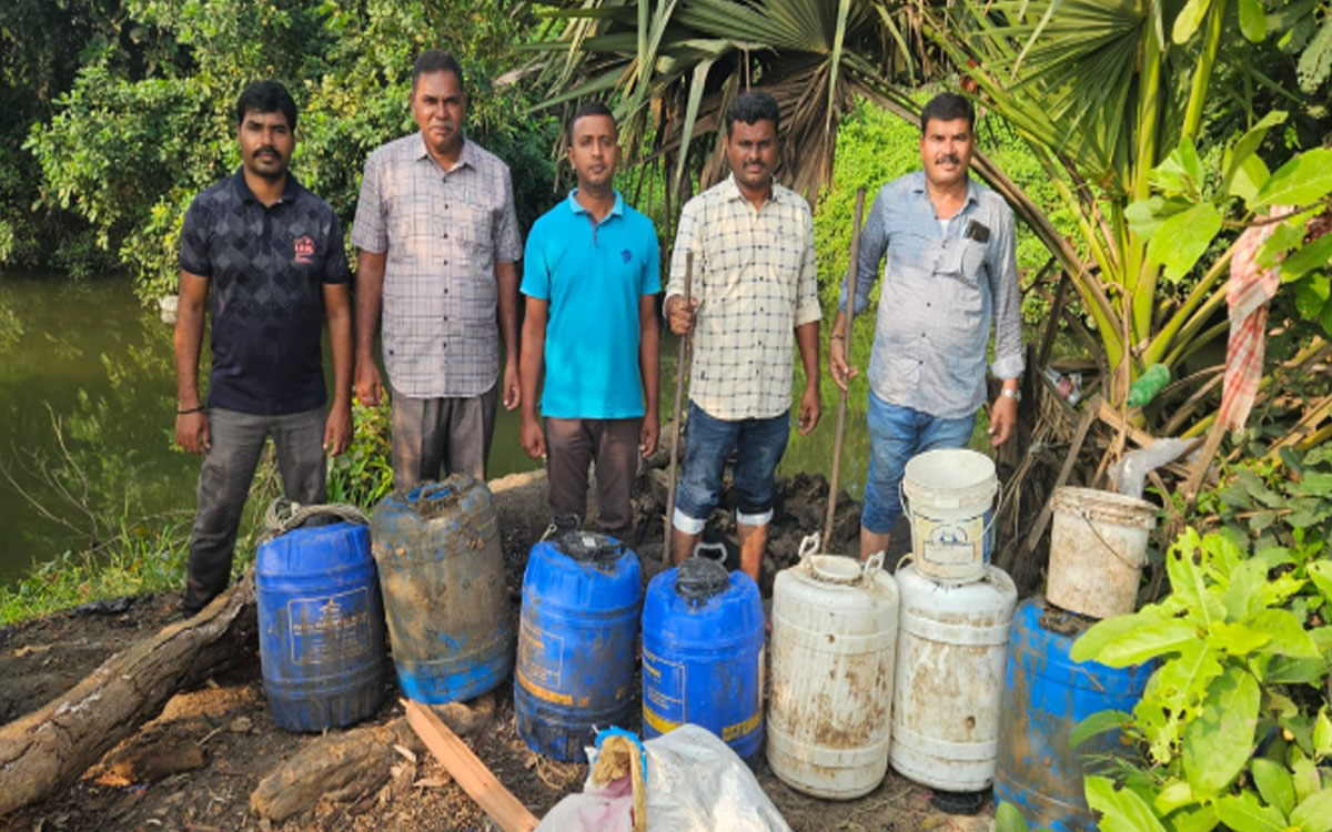 గ్రామాల్లో ఎక్సైజ్ దాడులు.. నాటుసారా, బెల్లం పానకం పట్టివేత
