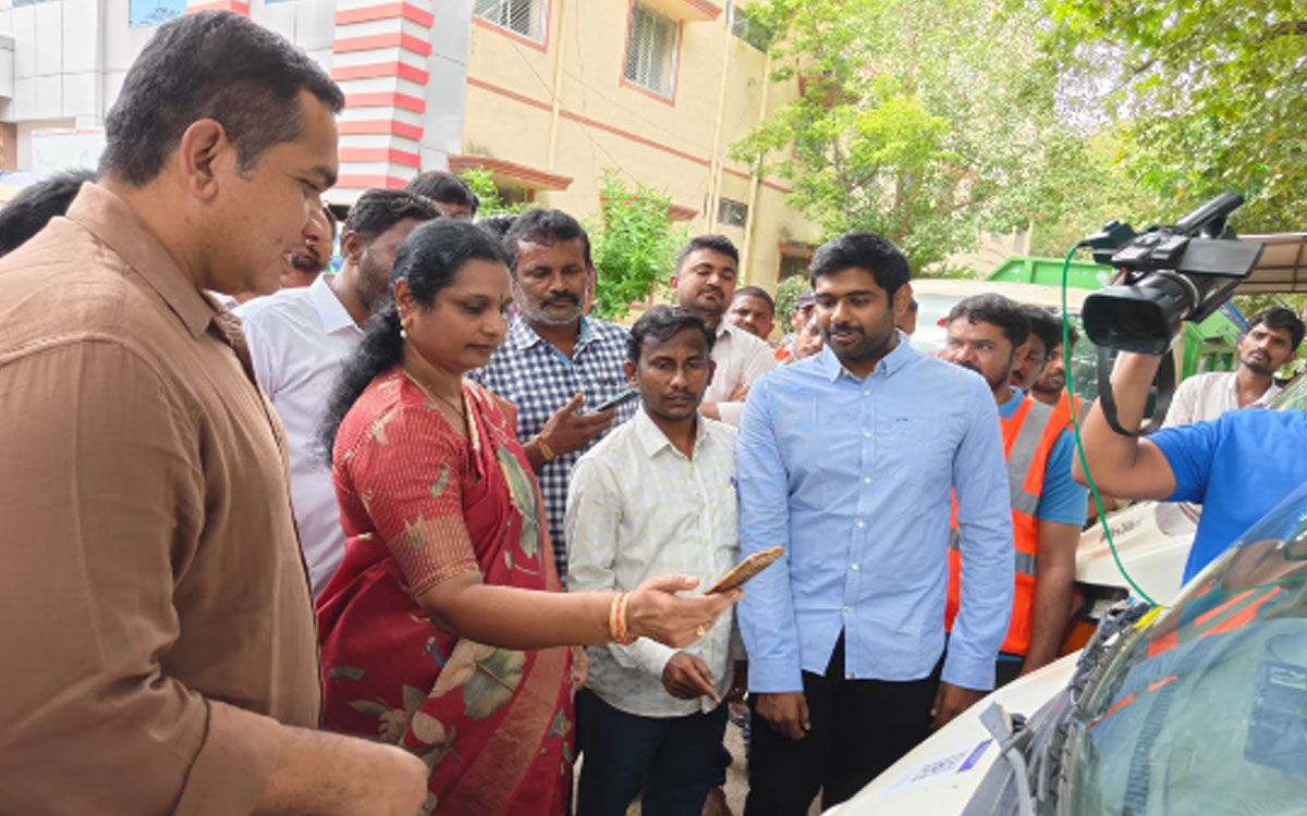 'కార్మికుల హాజరు, పారిశుధ్య నిర్వహణపై ప్రత్యేక పర్యవేక్షణ'