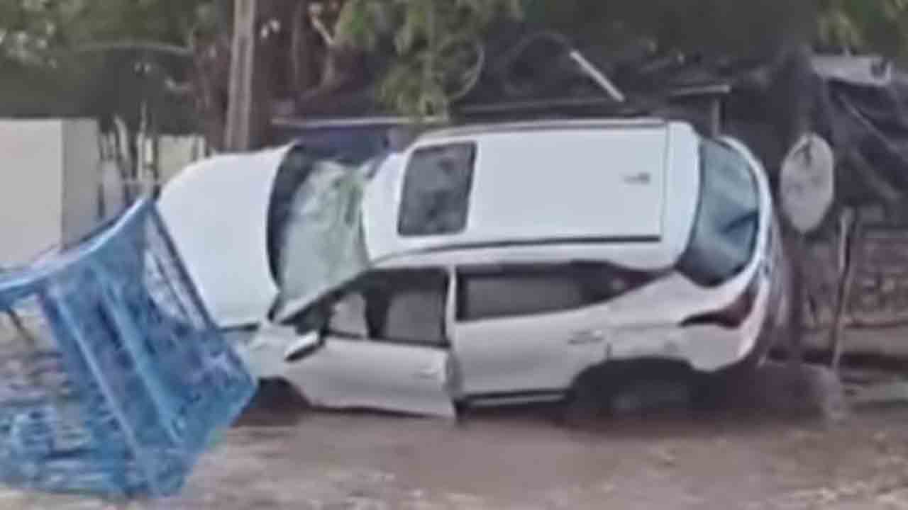 Car Accident | ఉప్ప‌ల్ లో కారు బీభ‌త్సం.. పైప్‌లైన్ ప‌గిలి ఎగిసిప‌డిన నీళ్లు.. వీడియో