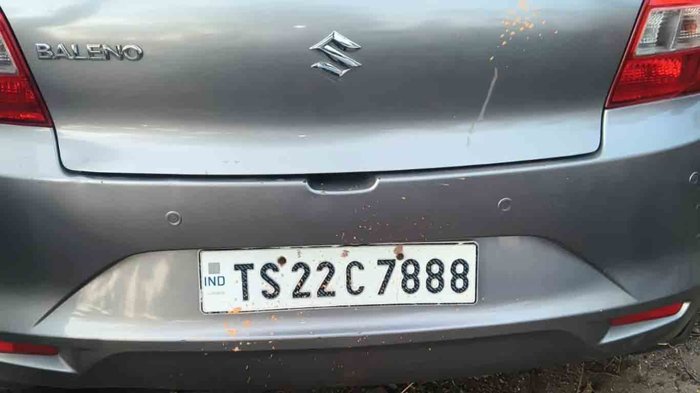 Car Accident | స్కూటీని త‌ప్పించ‌బోయి చెట్టును ఢీకొట్టిన కారు