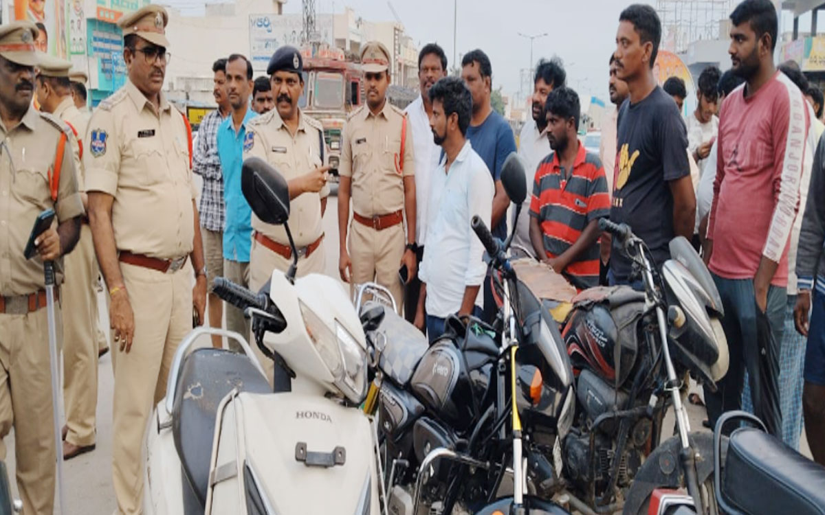 అర్వపల్లిలో పోలీసుల‌ కార్డెన్ సెర్చ్