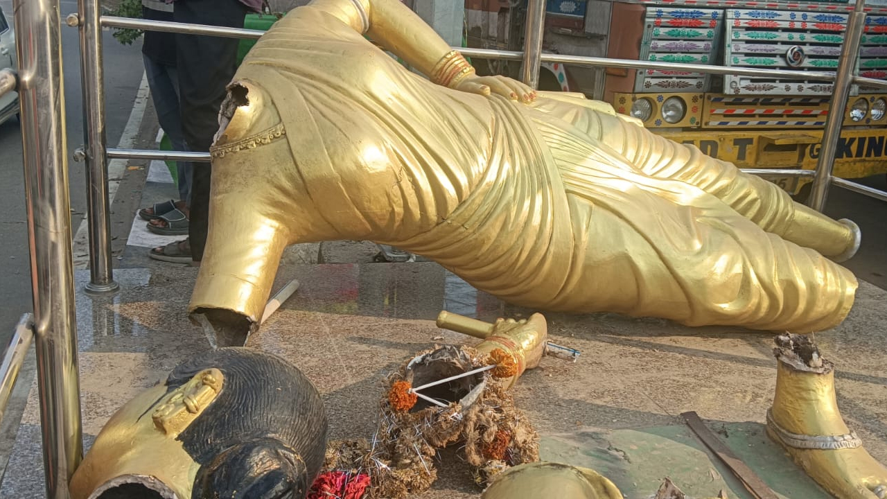 Chakali Ilamma | మెదక్‌లో చాకలి ఐలమ్మ విగ్రహం ధ్వంసం.. రజక సంఘం ఆందోళన