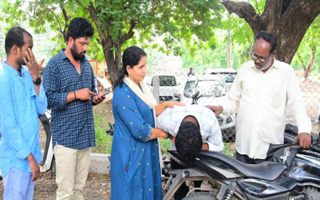 రోడ్డు ప్రమాద మృతుల కుటుంబాలకు మాజీ ఎమ్మెల్యే చంద్రావతి పరామర్శ