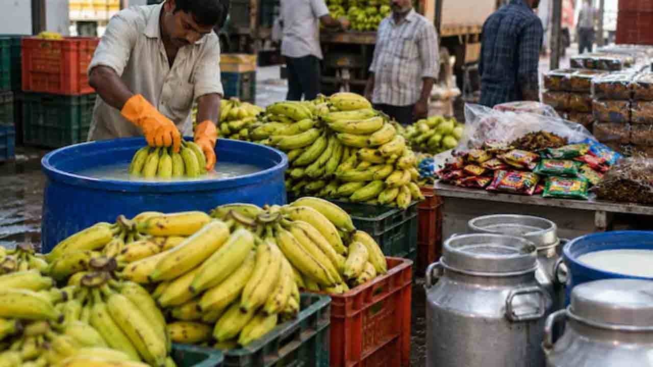 chemically ripened bananas | రసాయనాలతో పండించిన 1,400 కిలోల అరటిపండ్లు స్వాధీనం..   పలు ఈటరీలపై చర్యలు