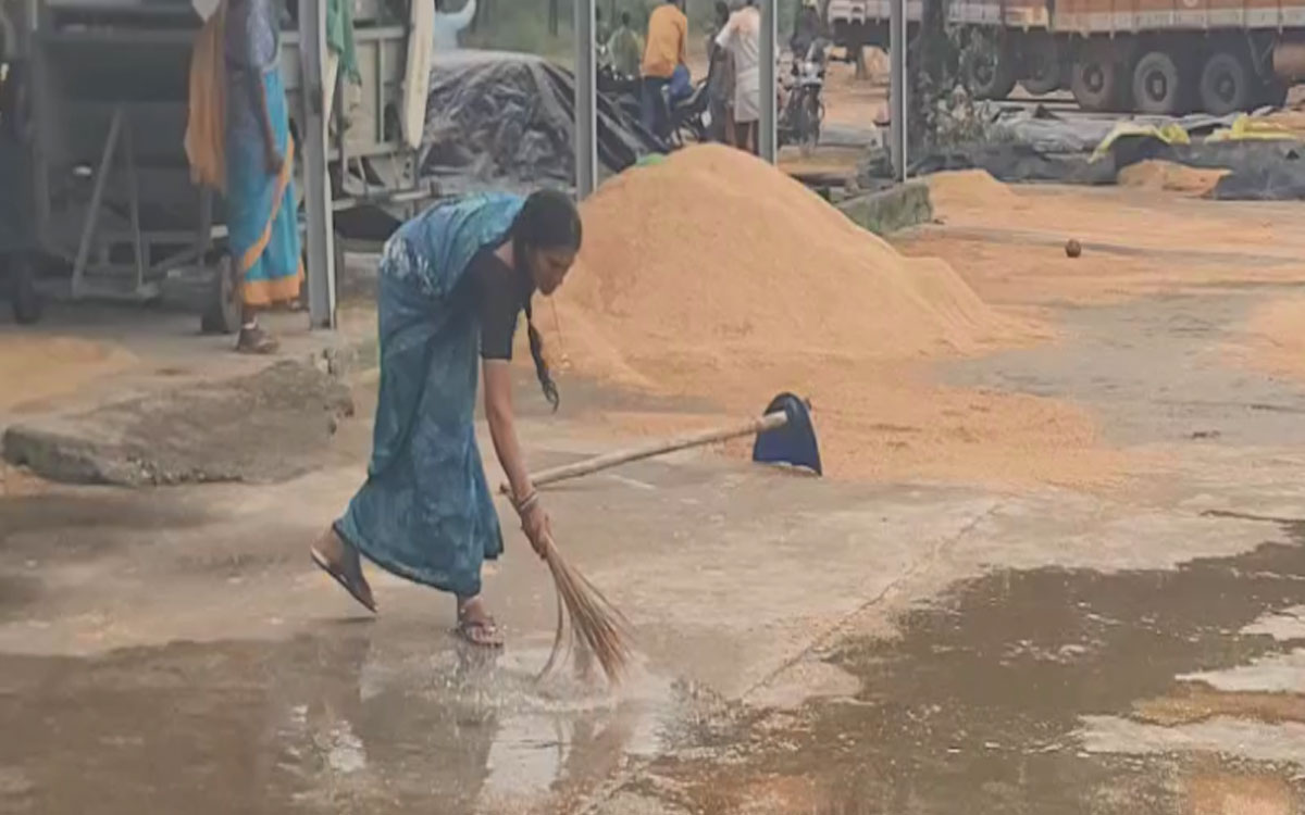 అకాల వర్షానికి తడిసిన ధాన్యం… ఇబ్బందుల్లో రైతులు