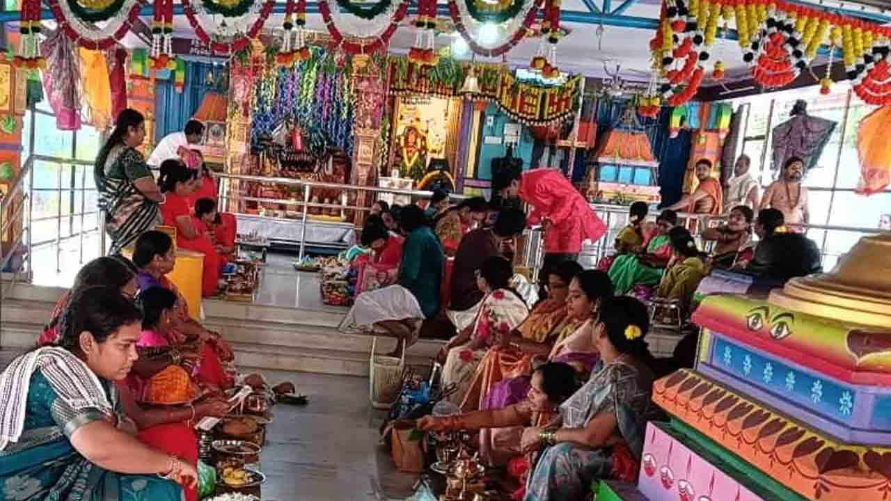 రజత కవచాలంకరణలో శ్రీ కనకదుర్గ అమ్మవారు .. దేవీ నవరాత్రుల సందర్భంగా ప్రత్యేక పూజలు