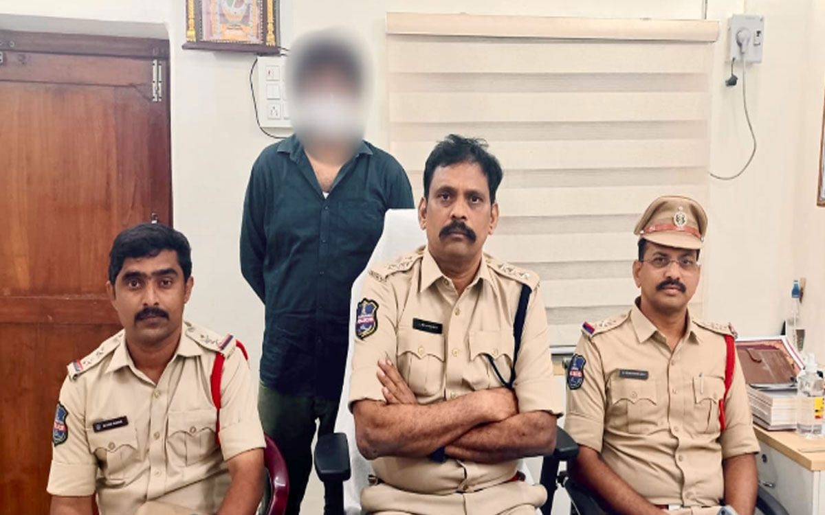 చికిత్స పేరుతో మ‌హిళ‌కు వేధింపులు.. వైద్యుడి అరెస్ట్