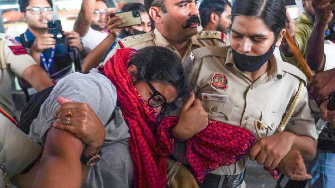 New Delhi | న్యూఢిల్లీలో ఉద్రిక్తత.. ఆందోళనకారులతోపాటు జర్నలిస్టుల్ని అదుపులోకి తీసుకున్న పోలీసులు