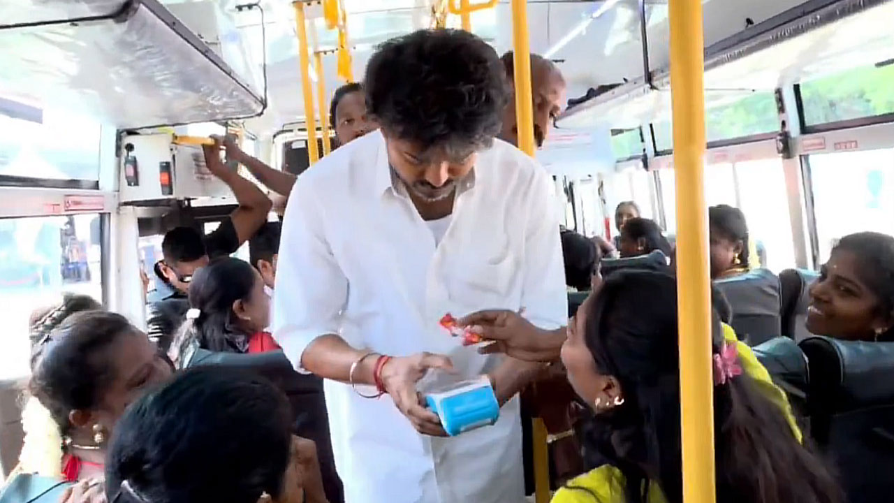 CM Vijay: డీల‌క్స్‌, ఎక్స్‌ప్రెస్‌ల్లోనూ మ‌హిళ‌ల‌కు ఫ్రీ జ‌ర్నీ.. వెట్రి ప‌య‌నం స్కీమ్‌ను ప్రారంభించిన సీఎం విజ‌య్‌