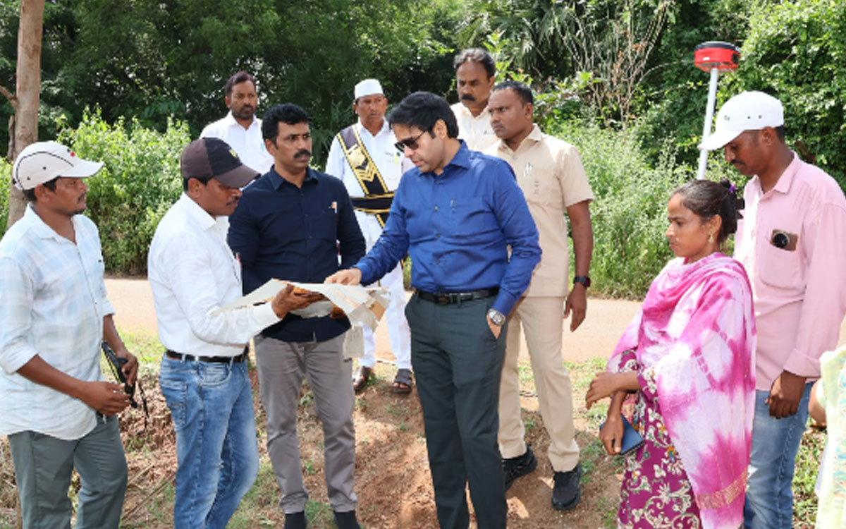 పొర‌పాట్ల‌కు తావులేకుండా పకడ్బందీగా భూ రీ-సర్వే : కలెక్టర్ అంకిత్