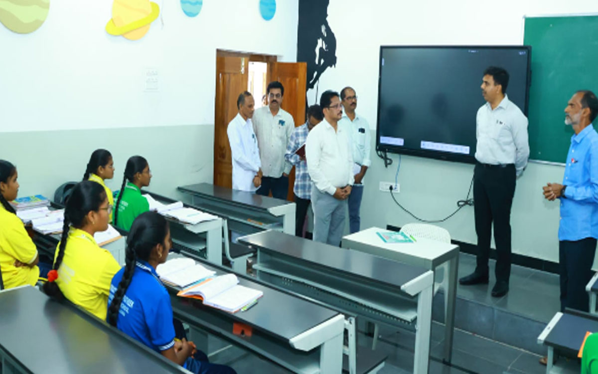 టెన్త్‌లో టాపర్లకు ఢిల్లీ విమాన ప్రయాణ బహుమతి