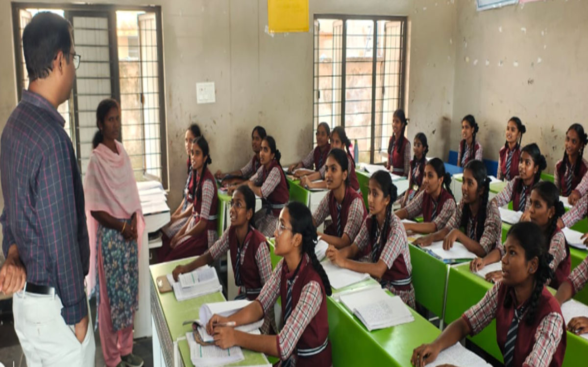 ‘కేజీబీవీ పాఠశాల నూత‌న భ‌వ‌న నిర్మాణ ప‌నులు గ‌డువులోగా పూర్తి చేయాలి’