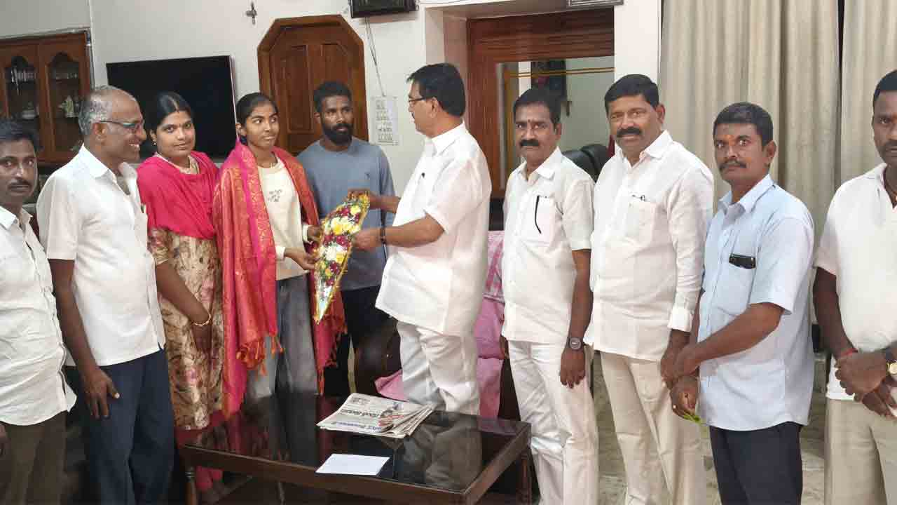 నేషనల్ అండర్- 17క్రికెట్‌కు ఎంపికైన విద్యార్థిని సన్మానించిన నిరంజన్ రెడ్డి