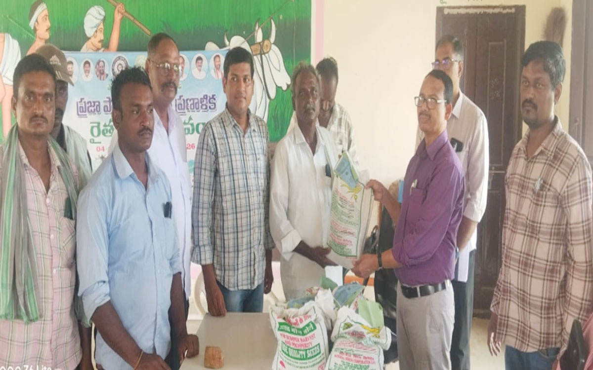 రైతుల‌కు డీఏవో పుల్ల‌య్య‌ పెస‌ర విత్త‌నాలు పంపిణీ